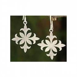 925 Ayar Tasarım Çiçek Model Gümüş Kadın Hediyelik Küpe 925 Ayar Tasarım Çiçek Model Gümüş Kadın Hediyelik Küpe