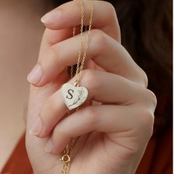 Kişiye Özel Harfli Çiçek Desenli Gümüş Plaka Kolye