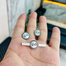 925 Ayar Gümüş Kişiye Özel Harf Detaylı Kol Düğmesi ve Kravat İğnesi Seti