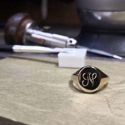 Kişiye Özel Kazıma Harf Model 925 Ayar Gümüş Erkek Hediyelik Yüzük  Kişiye Özel Kazıma Harf Model 925 Ayar Gümüş Erkek Hediyelik Yüzük